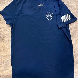 Under Armour Medium Navy Blue Short Sleeve Workout Shirt | Athletic Tee